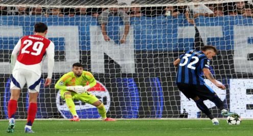 تصدي تاريخي لم يحدث منذ 2014.. رايا ينقذ أرسنال أمام أتالانتا (فيديو)